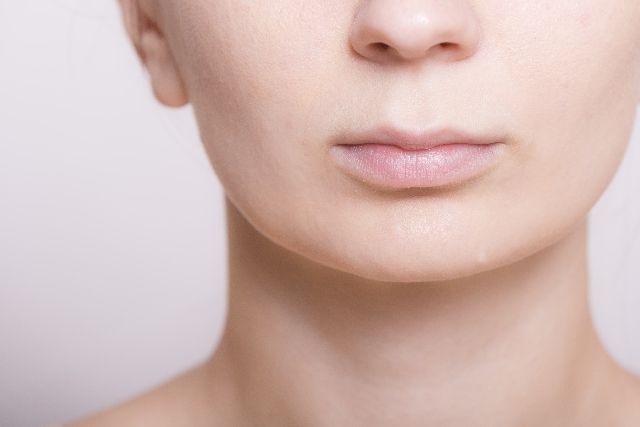 女性の口元