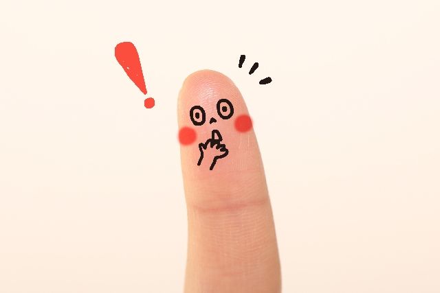 指に書かれた驚いた顔の絵