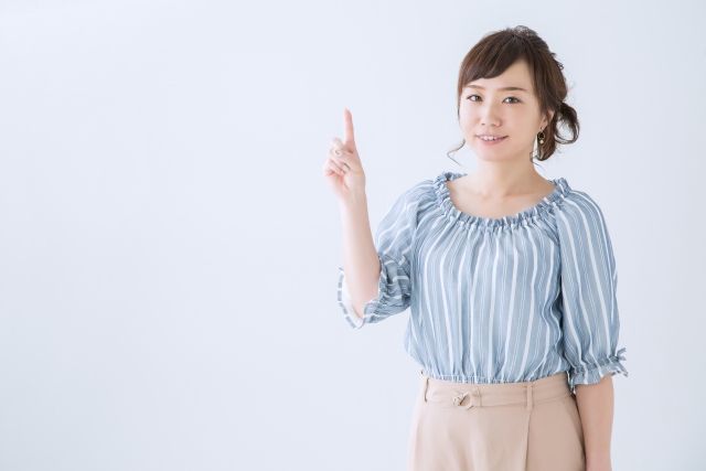 人差し指を立てる女性