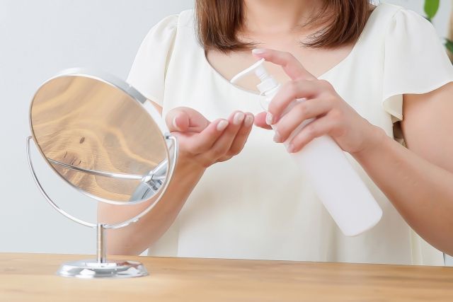 保湿剤を手に取る女性