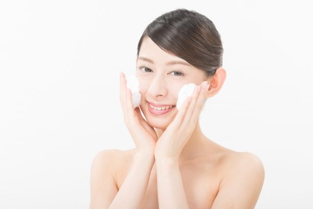 洗顔料の泡を乗せる女性