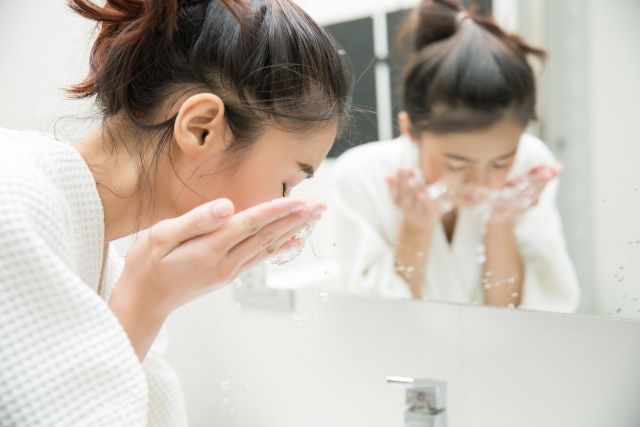 顔を洗う女性